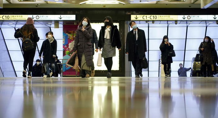 Attacco con l’acido nella metro di Tokyo, 2 feriti