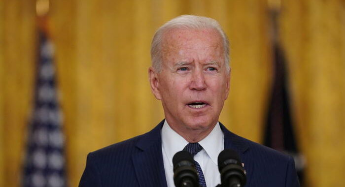 Biden, ‘molto alto rischio attacchi a Kabul entro 24-36 ore’