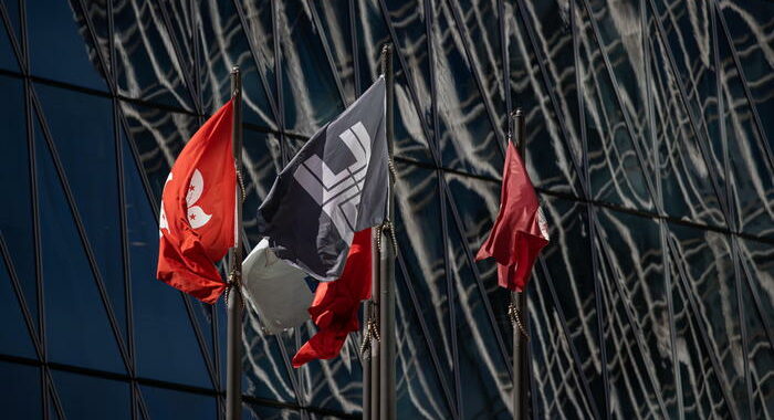 Borsa: Hong Kong negativa, apre a -0,06%