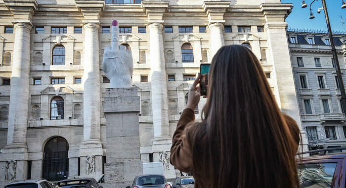 Borsa: Milano positiva (+0,9%), bene Stellantis e Unicredit