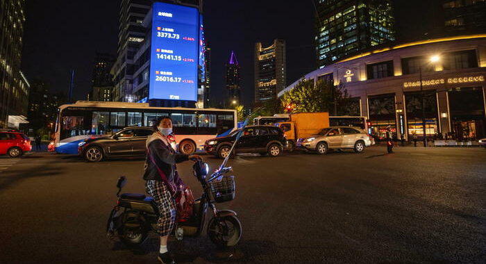 Borsa: Shanghai apre a -0,26%, Shenzhen a -0,10%