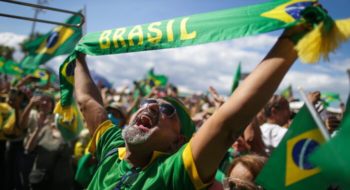 Brasile: migliaia in piazza a sostegno del governo Bolsonaro