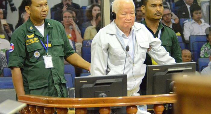 Cambogia: ultimo gerarca Khmer Rouge nega ruolo in genocidio