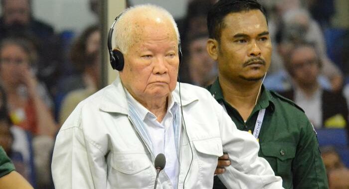 Cambogia: ultimo Khmer Rouge contro ergastolo per genocidio