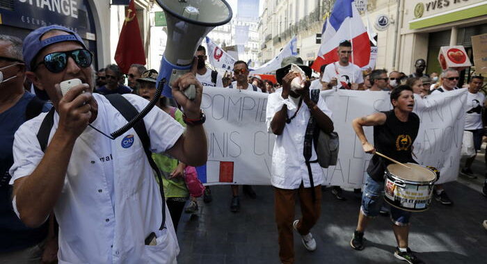 Covid: Francia, tornano in piazza gli anti-green pass