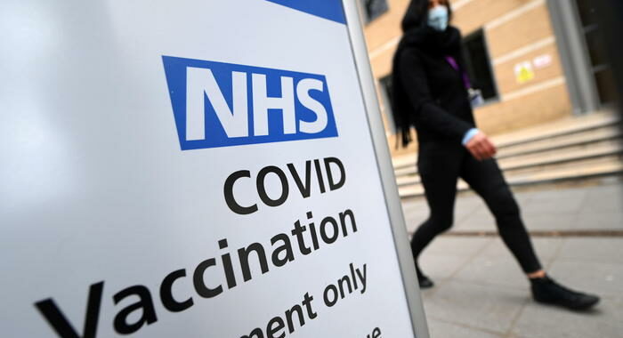 Covid: Gb verso 80% over 16 vaccinati, casi tornano a calare