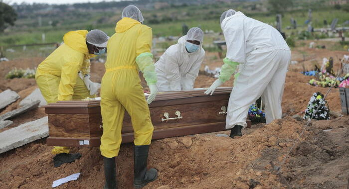 Covid: oltre 4,5 milioni di morti nel mondo