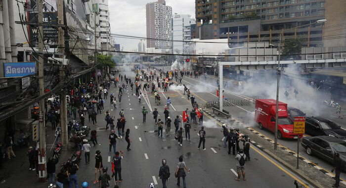 Covid: proteste in Thailandia, lacrimogeni contro la folla