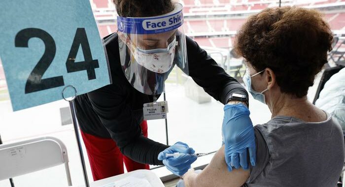 Covid: Usa, oltre 100.000 casi al giorno, più di un anno fa