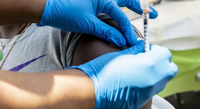 Covid: Usa, via libera a terza dose per gli immunodepressi