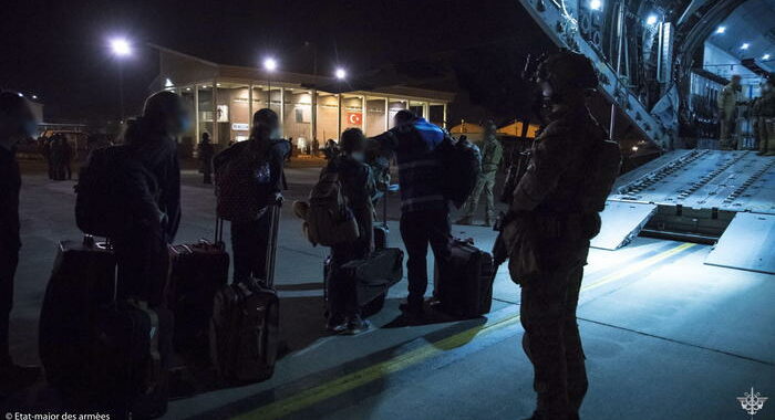 Donna afghana evacuata partorisce su un aereo Usa
