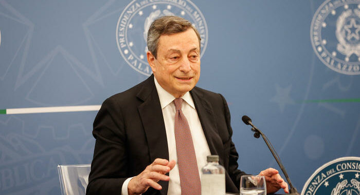 Draghi, appello agli italiani, vaccinatevi e seguite regole