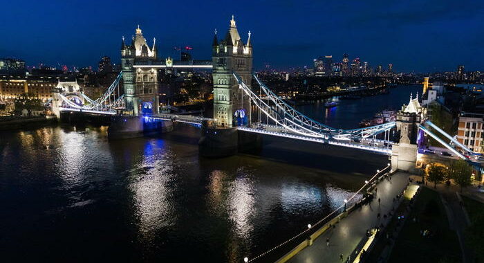Gb: riapre il Tower Bridge a Londra, era bloccato da 12 ore