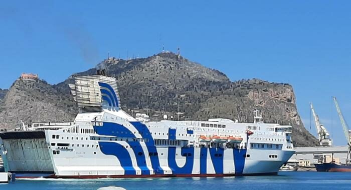 Genova, traghetto Gnv per Palermo fermo da ieri in porto