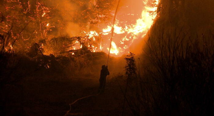 Grecia: nuovo incendio vicino Atene, ancora fiamme ad Evia