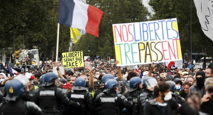 Green pass: al via i cortei in Francia, tensione a Parigi