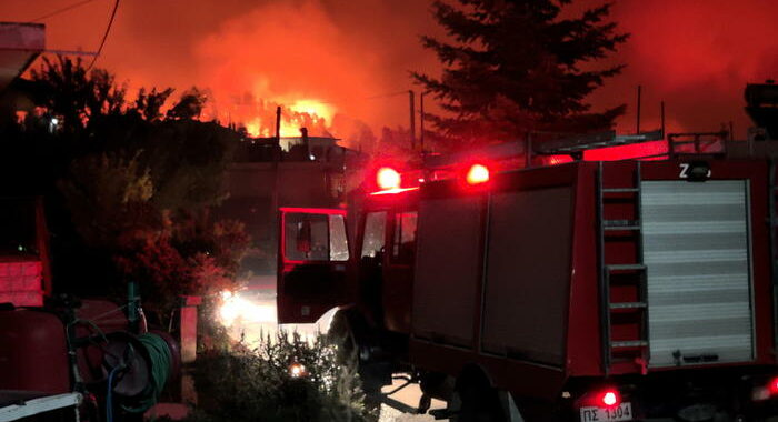 Incendi Grecia, a Evia, villaggio circondato dalle fiamme
