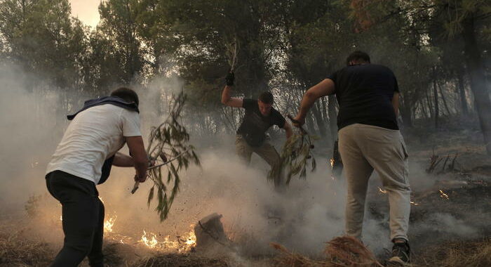 Incendi in Grecia, fiamme fuori controllo in Attica