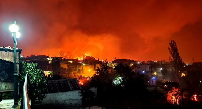 Incendi in Grecia, oltre mille evacuati con traghetti a Evia