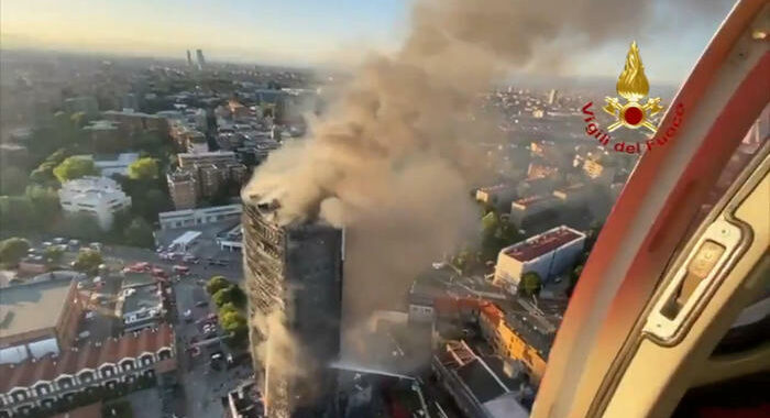 Incendio Milano: grattacielo ancora in fase di spegnimento