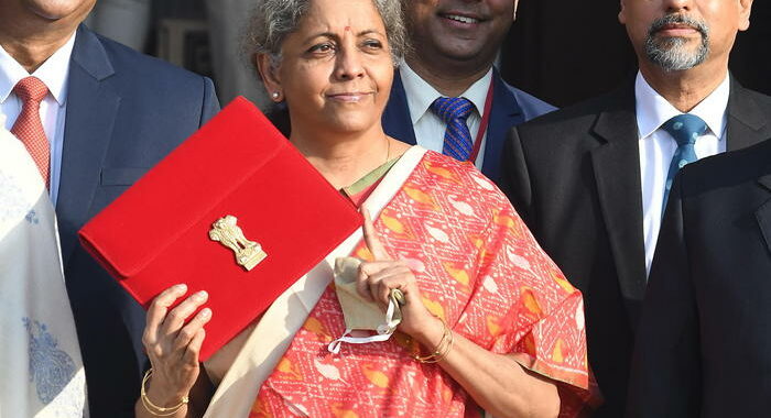 India: governo annuncia lunga lista di privatizzazioni