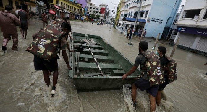 India: in stati del nord est, 400 mila fuggono da alluvione