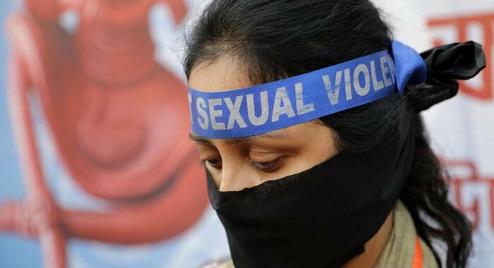 India, ragazza in fin di vita dopo stupro di gruppo
