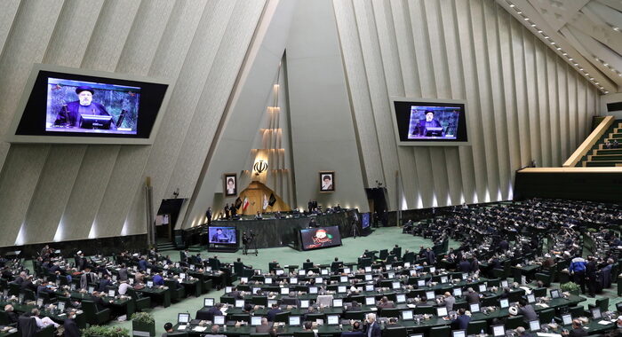 Iran: fiducia in Parlamento al governo di Raisi