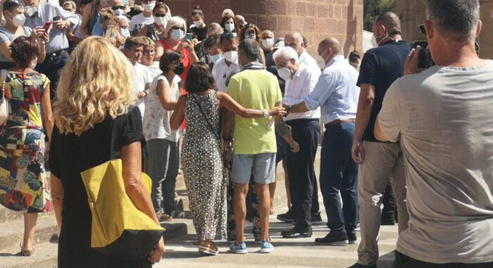 Mattarella: vacanze finite ad Alghero, oggi torna a Roma