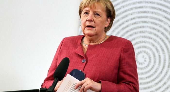 Merkel, dialogo con Russia necessario nonostante distanze