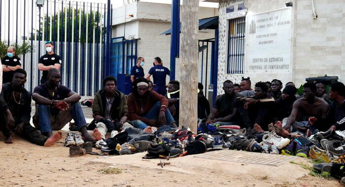 Migranti: 350 tentano di entrare a Melilla, respinti