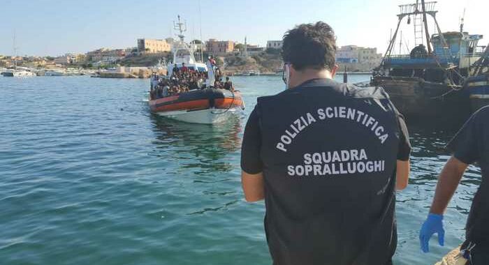 Migranti: 550 sbarcati a Lampedusa, oltre 1.200 in hotspot