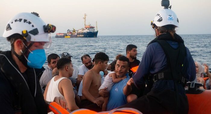 Migranti: attracca ad Augusta ResQ People con 166 a bordo