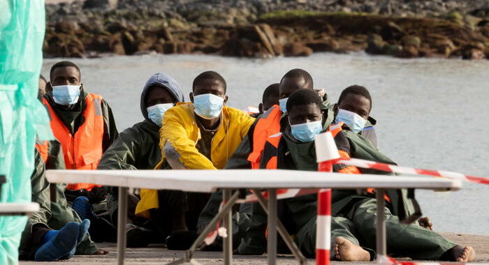 Migranti: Canarie, naufragio con 28 in salvo e vari dispersi