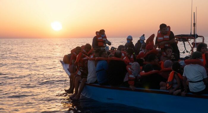Migranti: ResQ People ne salva 85, dedica a Gino Strada