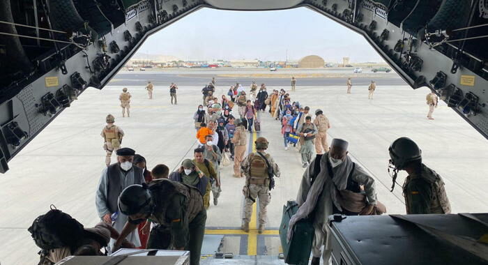 Nato, evacuati 12mila fra stranieri e impiegati afghani