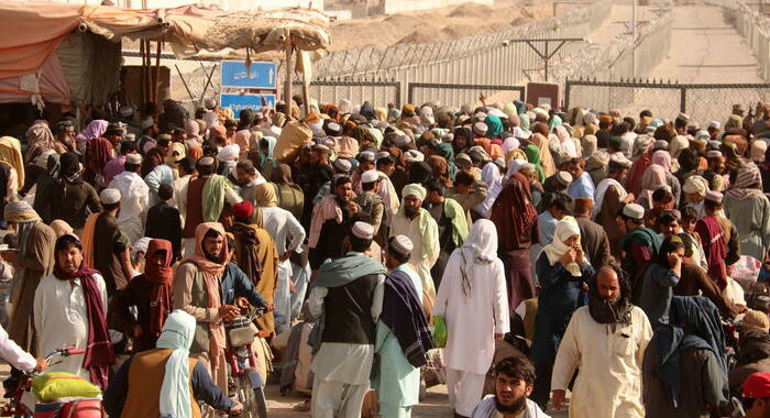 Pakistan: afflusso senza precedenti afghani a confine