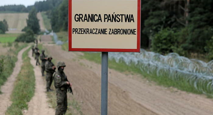 Polonia innalza muro anti-migranti a confine Bielorussia