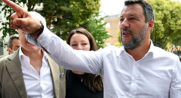 Salvini, solidarietà a Di Maio, nessuna tolleranza per violenti
