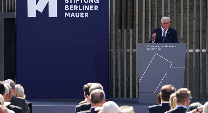 Steinmeier ricorda Muro Berlino,serve impegno per democrazia