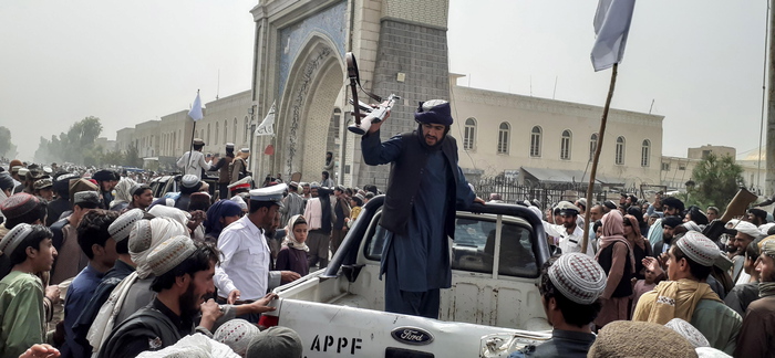 Talebani, ordinato l’ingresso a Kabul per evitare il caos