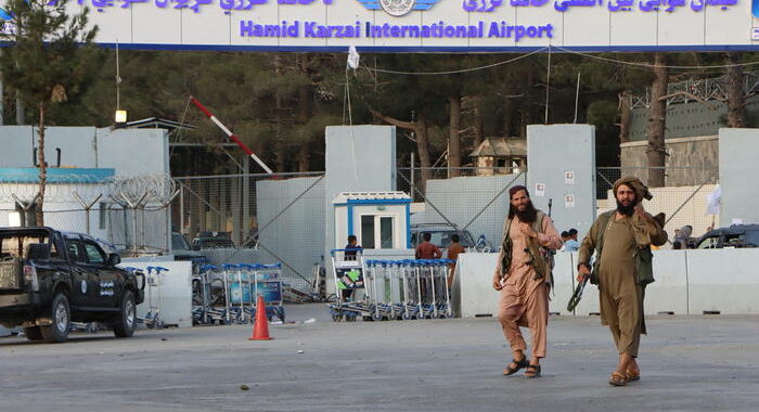 Talebani, ‘pieno controllo’ aeroporto quando Usa partiranno