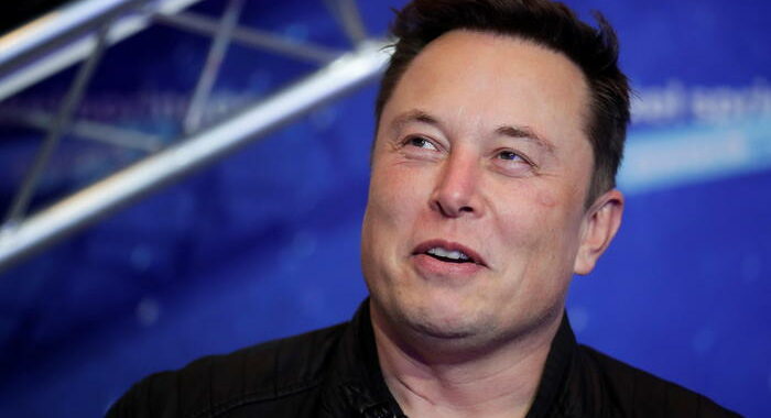 Tesla: Elon Musk annuncia l’arrivo del robot umanoide