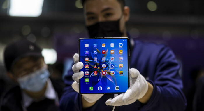 Tlc: per la prima volta i nuovi abbonamenti 5G superano 4G