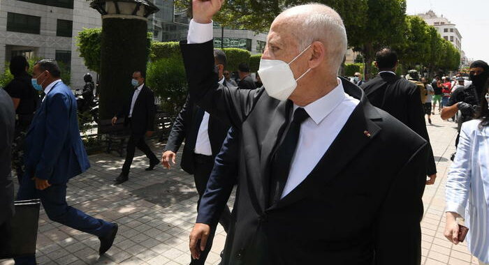 Tunisia: presidente proroga sospensione Parlamento