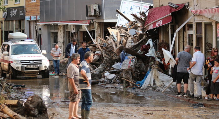 Turchia: inondazioni, bilancio sale a 70 vittime