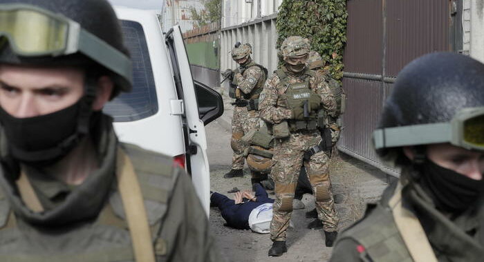 Ucraina: minacciava con granata sede governo, arrestato