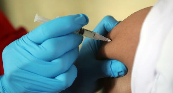 Vaccini: Cina, 2 mld dosi somministrate, immuni in 889 mln