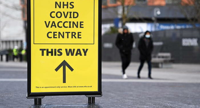 Vaccini: Gb, governo Johnson prepara piani per la terza dose