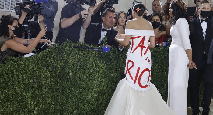 A Met Gala l’abito manifesto di Ocasio Cortez “Tax the Rich”
